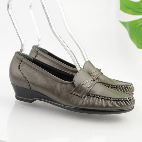 SAS Womens Easier Loafer Size 9.5 SLIM NARROW Gray Leather Slip On Dress Shoe - Picture 1 of 13